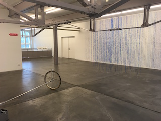 Installation Arlette Ochsner vorne/Sadhyo Niederberger hinten